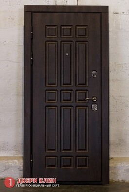 Металлическая квартирная дверь цвета венге