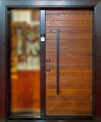 Коричневая входная дверь c МДФ панелью и стеклом ЧД-38 в частный дом в Ивантеевке