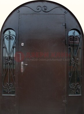 Арочная дверь со стеклом и ковкой ДА-16 под старину в Ивантеевке
