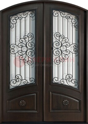 Арочная дверь со стеклом и ковкой ДА-33 в загородный дом в Ивантеевке