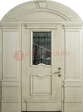 Белая входная дверь массив со стеклом и ковкой ДА-49 в Ивантеевке