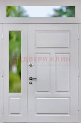 Белая полуторная железная дверь со стеклом и фрамугами ДФГ-10 в Ивантеевке
