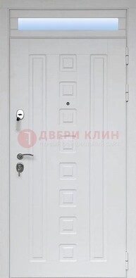 Белая металлическая дверь с фрамугой для коттеджа ДФГ-21 в Ивантеевке