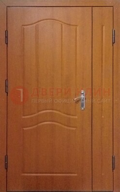 Коричневая двухстворчатая тамбурная дверь с МДФ ДМ-538 в Ивантеевке