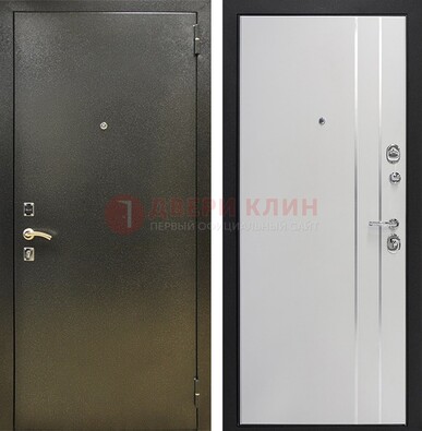 Железная темная дверь с порошковым покрытием и белая МДФ с молдингами  ДП-296 в Ивантеевке