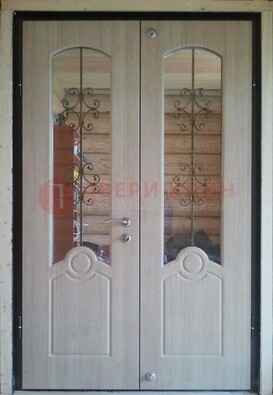 Парадная дверь со стеклянными вставками и ковкой ДПР-23 в деревянный дом в Солнечногорске