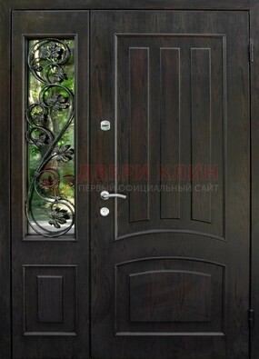 Парадная дверь со стеклянными вставками и ковкой ДПР-31 в кирпичный дом в Ивантеевке
