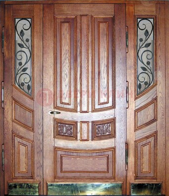 Парадная дверь со стеклом и ковкой ДПР-35 для загородного дома в Ивантеевке