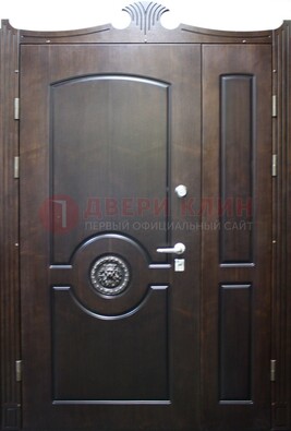 Коричневая парадная дверь с украшением ДПР-52 с утеплением в Ивантеевке