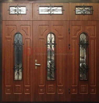 Парадная дверь с металлическими вставками и ковкой ДПР-72 в дом в Ивантеевке