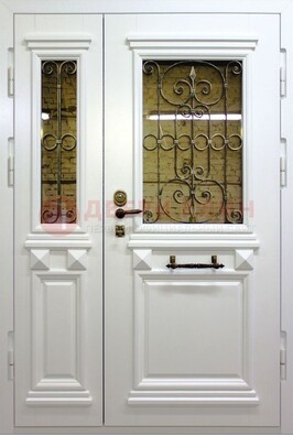 Белая парадная металлическая дверь со стеклом и ковкой ДПР-83 в Ивантеевке