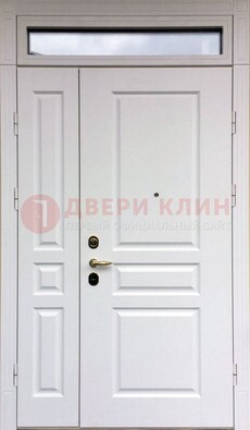 Белая двухстворчатая металлическая дверь со стеклом ДС-63 в Ивантеевке