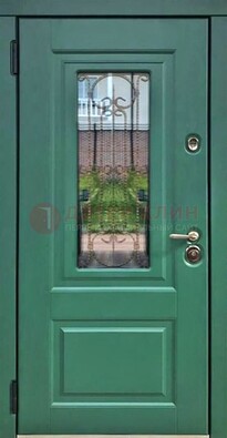 Зеленая металлическая дверь со стеклом и ковкой ДСК-113 в Ивантеевке