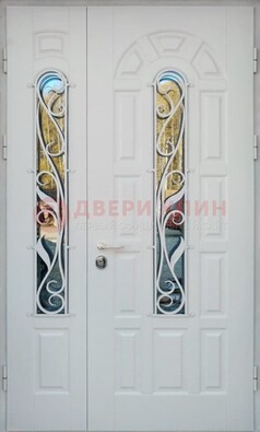 Распашная стальная дверь со стеклом и ковкой в белом цвете ДСК-120 в Ивантеевке