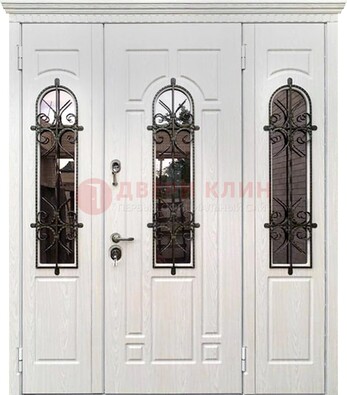 Белая распашная стальная дверь со стеклом и ковкой ДСК-125 в Ивантеевке