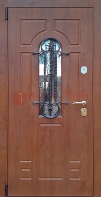 Темная железная дверь со стеклом и ковкой в коричневом цвете ДСК-154 в Ивантеевке