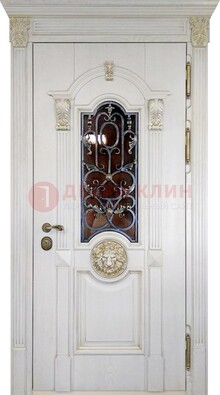 Белая железная дверь со стеклом и ковкой для кирпичного дома ДСК-155 в Ивантеевке