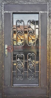 Коричневая наружная дверь порошок со стеклом и ковкой ДСК-160 в Ивантеевке