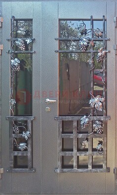Распашная уличная дверь Порошок со стеклом и ковкой ДСК-221 в Ивантеевке