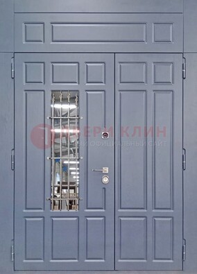 Серая двухстворчатая дверь Винорит со стеклом и ковкой ДСК-234 RAL 7024 в Ивантеевке