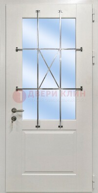 Белая простая железная дверь Винорит со стеклом и ковкой ДСК-257 в Ивантеевке
