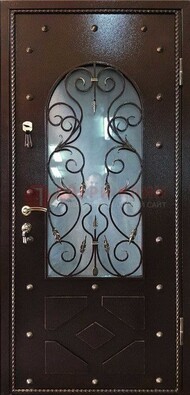 Влагостойкая дверь со стеклом и ковкой с декором ДСК-37 в Ивантеевке