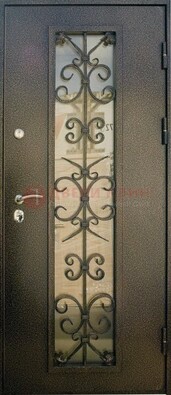 Входная дверь Дверь со стеклом и ковкой черного цвета ДСК-76 для веранды в Ивантеевке