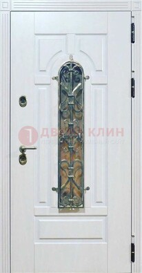 Белая остекленная металлическая дверь с ковкой ДСК-98 в Ивантеевке