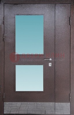 Коричневая тамбурная дверь со стеклянными вставками ДТМ-21 в Ивантеевке