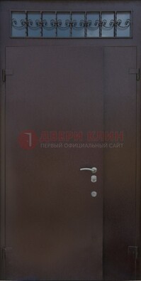 Коричневая тамбурная дверь со стеклянными вставками и ковкой ДТМ-39 в Ивантеевке