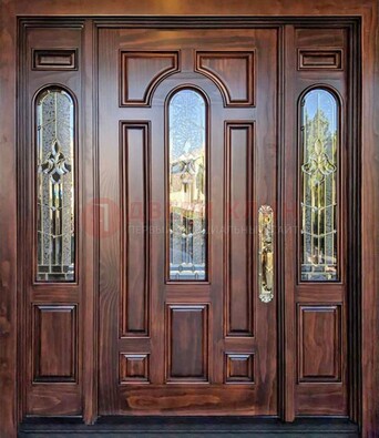 Железная классическая дверь с массивом дуба и витражом ВЖ-18 в Ивантеевке