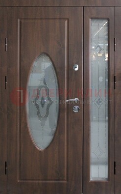 Коричневая двухстворчатая железная дверь с МДФ и витражом ВЖ-33 в Ивантеевке